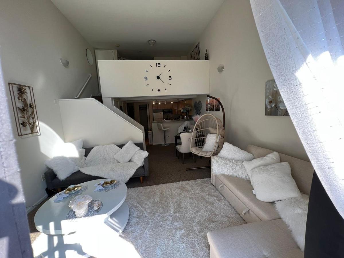Cozy Downtown Condo Retreat With Space Needle View سياتل المظهر الخارجي الصورة